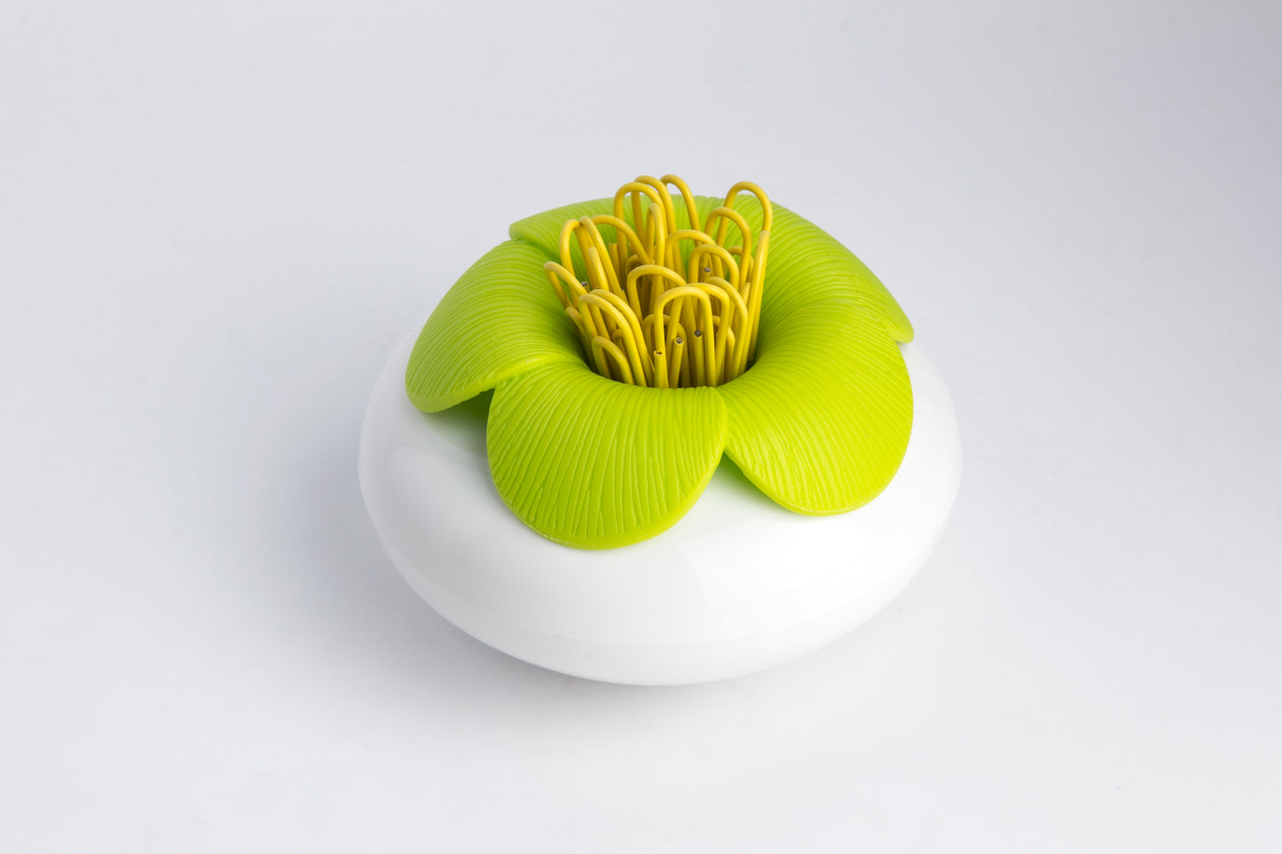 Paper bear shop blossom magnetic pin holder